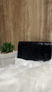 Pochette à écailles en cuir de carpe - noir