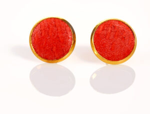 Puces d'oreilles rouge dorée