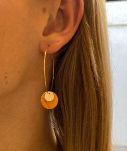 Boucles d'oreilles pendantes dorées - miel Cuir de Carpe de Dombes