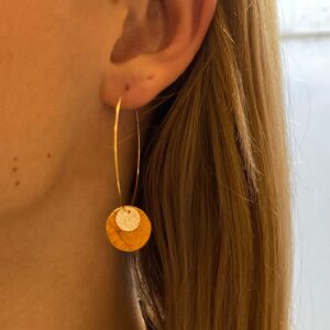 Boucles d'oreilles pendantes dorées - miel Cuir de Carpe de Dombes