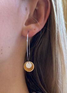 Boucles d'oreilles pendantes argentées - miel Cuir de Carpe de Dombes