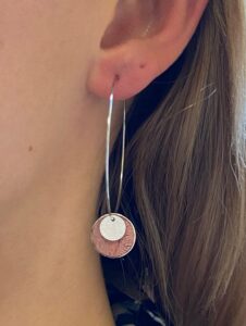 Boucles d'oreilles pendantes argentées - rose bois Cuir de Carpe de Dombes