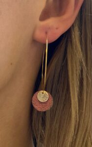 Boucles d'oreilles pendantes dorées - rose bois Cuir de Carpe de Dombes