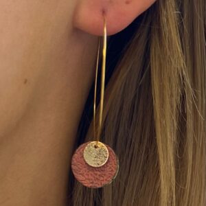Boucles d'oreilles pendantes dorées - rose bois Cuir de Carpe de Dombes