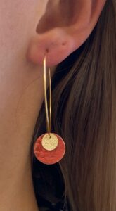 Boucles d'oreilles pendantes dorées - framboise Cuir de Carpe de Dombes