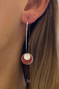 Boucles d'oreilles pendantes argentées - framboise Cuir de Carpe de Dombes