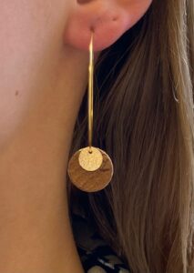 Boucles d'oreille pendantes dorées - caramel Cuir de Carpe de Dombes