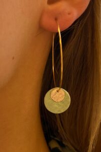 Boucles d'oreilles pendantes dorées - pistache Cuir de Carpe de Dombes