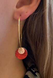 Boucles d'oreilles pendantes dorées - rouge Cuir de Carpe de Dombes
