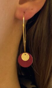 Boucles d'oreilles pendantes dorées - fuchsia Cuir de Carpe de Dombes