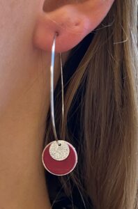 Boucles d'oreilles pendantes argentées - fuchsia Cuir de Carpe de Dombes