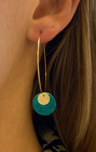 Boucles d'oreilles pendantes dorées - turquoise Cuir de Carpe de Dombes