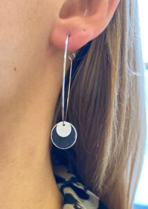 Boucles d'oreilles pendantes argentées - bleu roi Cuir de Carpe de Dombes