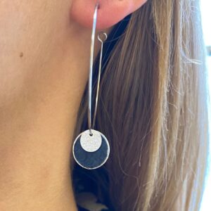 Boucles d'oreilles pendantes argentées - bleu roi Cuir de Carpe de Dombes