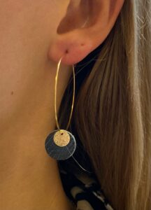 Boucles d'oreilles pendantes dorées - bleu roi Cuir de Carpe de Dombes