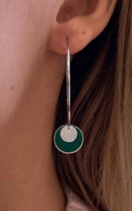 Boucles d'oreilles pendantes argentées - vert sapin Cuir de Carpe de Dombes