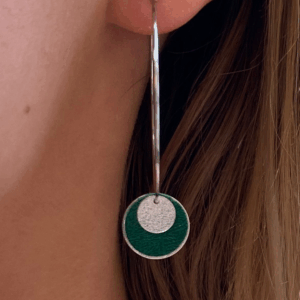 Boucles d'oreilles pendantes argentées - vert sapin Cuir de Carpe de Dombes