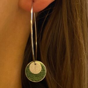 Boucles d'oreilles pendantes argentées- vert irisé Cuir de Carpe de Dombes