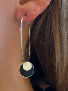 Boucles d'oreilles pendantes argentées - noire Cuir de Carpe de Dombes