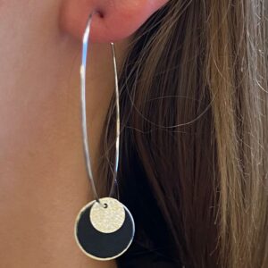 Boucles d'oreilles pendantes argentées - noire Cuir de Carpe de Dombes