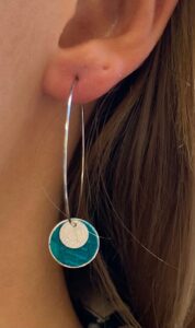 Boucles d'oreilles pendantes argentées - turquoise Cuir de Carpe de Dombes