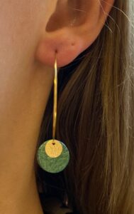 Boucles d'oreilles pendantes dorées - vert irisé Cuir de Carpe de Dombes