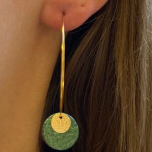 Boucles d'oreilles pendantes dorées - vert irisé Cuir de Carpe de Dombes
