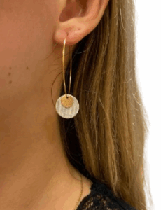 Boucles d'oreilles pendantes dorées - blanc irisé Cuir de Carpe de Dombes COLLECTION NOËL 2025