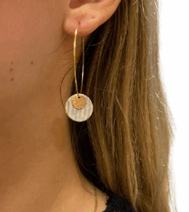 Boucles d'oreilles pendantes dorées - blanc irisé Cuir de Carpe de Dombes COLLECTION NOËL 2025
