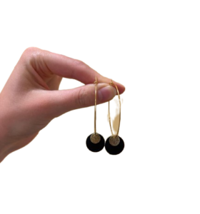 Boucles d'oreilles pendantes dorées - noir Cuir de Carpe de Dombes
