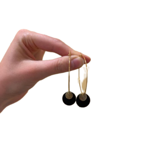 Boucles d'oreilles pendantes dorées - noir Cuir de Carpe de Dombes
