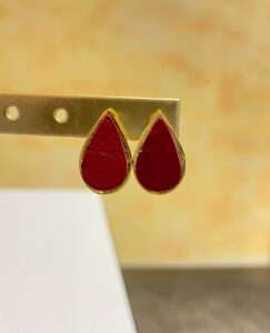 Puces d'oreilles gouttes fuchsia doré en cuir de carpe de dombes