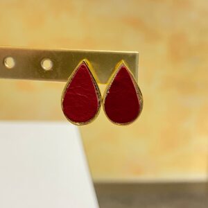 Puces d'oreilles gouttes fuchsia doré en cuir de carpe de dombes