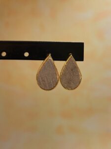 Puces d'oreilles gouttes blanc irisé doré en Cuir de Carpe de Dombes