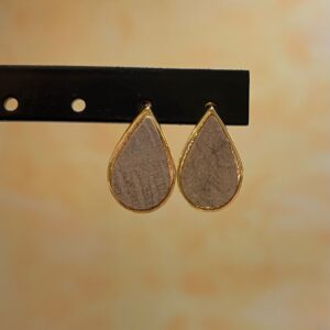 Puces d'oreilles gouttes blanc irisé doré en Cuir de Carpe de Dombes