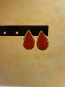 Puces d'oreilles gouttes rouge doré en cuir de carpe de dombes