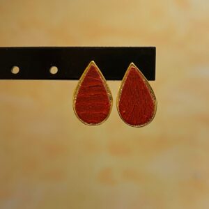 Puces d'oreilles gouttes rouge doré en cuir de carpe de dombes
