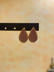 Puces d'oreilles gouttes rose bois doré en Cuir de Carpe de Dombes