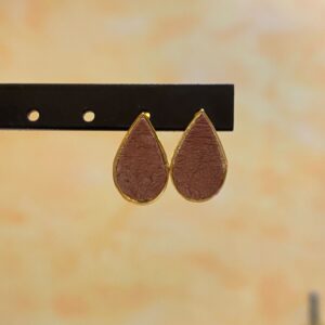 Puces d'oreilles gouttes rose bois doré en Cuir de Carpe de Dombes