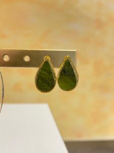 Puces d'oreilles gouttes kaki doré en Cuir de Carpe de Dombes