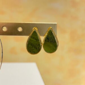 Puces d'oreilles gouttes kaki doré en Cuir de Carpe de Dombes