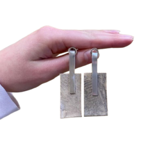 Boucles d’oreilles rectangles – cuir de carpe blanc irisé & support argenté